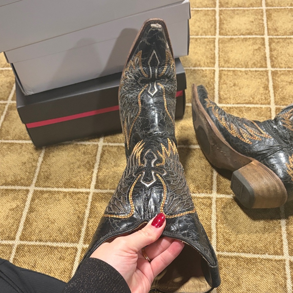 Corral Black and Gold Winged Heeled Boots - Picture 5 of 8